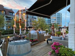 eine Terrasse mit Stühlen und einem Tisch in der Unterkunft Hotel Villa Verdi in Knokke-Heist