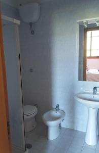 AcquaspartaにあるSan Francescoのバスルーム(洗面台、トイレ、鏡付)