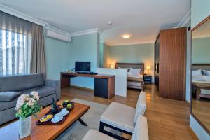 un soggiorno con divano e tavolo di Agora Life Hotel - Special Class a Istanbul
