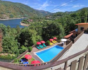 Výhled na bazén z ubytování Casa Encosta do Rio-ferias no Gerês nebo okolí