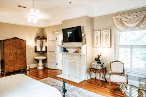 A television and/or entertainment centre at Heritage House Bed & Breakfast - Boutique Adults-Only Inn