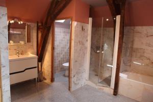 La salle de bains est pourvue d'une douche, d'un lavabo et de toilettes. dans l'établissement Château d'Island Vézelay, à Pontaubert