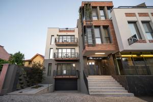 奥拉迪亚Calvin的一座高大的建筑,前面有楼梯