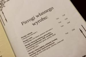 Une page d'un livre avec les mots grenouilles et perruques dans l'établissement Hotel Złotogórski, à Kościelec