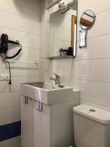 Koupelna v ubytování Apartamentos La Aldea Suites + 25 fotografií