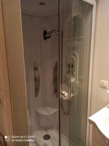 a glass shower with a toilet in a bathroom at PENSION LA PARADA in Fabero
