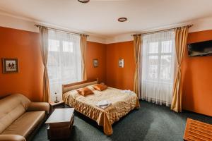 Posteľ alebo postele v izbe v ubytovaní Hotel U Valdické brány