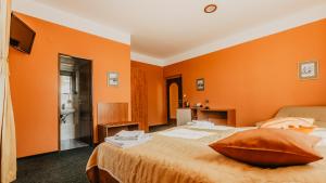 Posteľ alebo postele v izbe v ubytovaní Hotel U Valdické brány