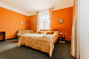 Posteľ alebo postele v izbe v ubytovaní Hotel U Valdické brány