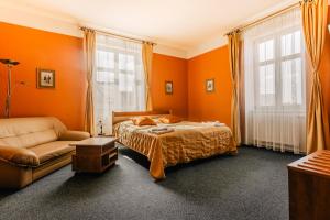 Posteľ alebo postele v izbe v ubytovaní Hotel U Valdické brány
