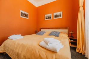 Posteľ alebo postele v izbe v ubytovaní Hotel U Valdické brány