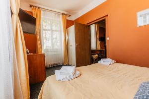 Posteľ alebo postele v izbe v ubytovaní Hotel U Valdické brány
