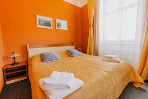 Posteľ alebo postele v izbe v ubytovaní Hotel U Valdické brány