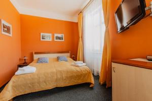 Posteľ alebo postele v izbe v ubytovaní Hotel U Valdické brány