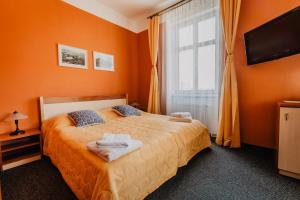 Posteľ alebo postele v izbe v ubytovaní Hotel U Valdické brány