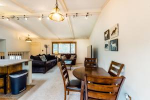 uma cozinha e sala de estar com mesa e cadeiras em Mountain Oasis em Woodland Park