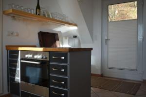 cocina con fogones y encimera en Ferienwohnung Seefrieden, en Westensee