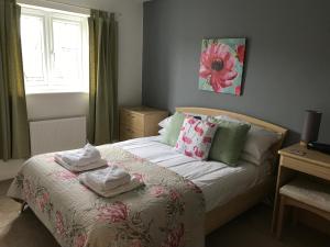 ein Schlafzimmer mit einem Bett mit Handtüchern darauf in der Unterkunft Salcombe House in Stockton-on-Tees