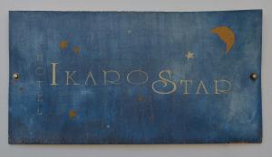 una señal azul con las palabras estrella de karaoke en Ikaros Star Hotel, en Gialiskari
