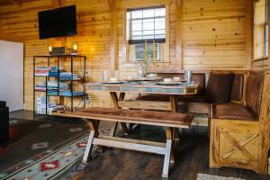 - une salle à manger avec une table et un banc dans l'établissement Paradise Valley Cabin by Chico and Yellowstone Park!, à Livingston