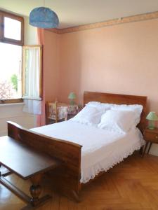 Un pat sau paturi într-o cameră la Meublé de tourisme