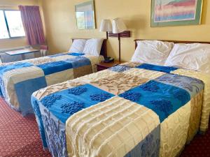 una habitación de hotel con 2 camas en una habitación en REGENCY INN, en Orlando