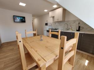 Apartmány Knížkovi في سلافونيتسا: مطبخ مع طاولة خشبية في الغرفة