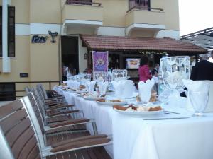 Un restaurante o sitio para comer en Albano Hotel