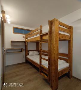 Двухъярусная кровать или двухъярусные кровати в номере Berghof Apartment Bergwiese Top 31