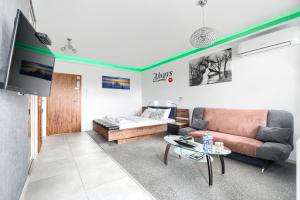 TV a/nebo společenská místnost v ubytování Top Oder Apartments- private parking