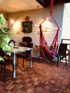 Zimmer mit Hängematte, Tisch und Stühlen in der Unterkunft 大人スイート 那須高原 結 cottage in Nasu