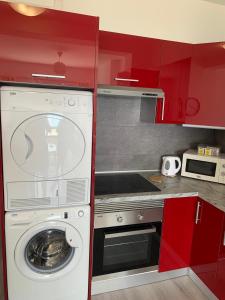 グラン・タラハルにあるApartamentos Candelaritaの赤いキッチン(洗濯機付)