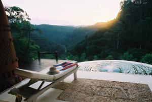 雾观迪马萌旅馆的一张长凳,坐在阳台上,享有山景