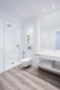 Un baño blanco con lavabo e inodoro. en Lauser City Suites, en Los Llanos de Aridane 21 fotos más