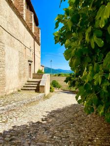 una strada di ciottoli accanto a un vecchio edificio di Visione via Peltuino 19 a Prata dʼAnsidonia