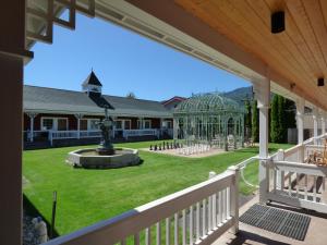 vistas al jardín desde el porche de una casa en Beaver Valley Lodge en Leavenworth