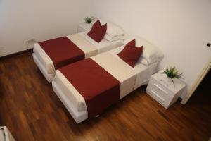two beds in a hotel room with two at Ca Donzela in Venice