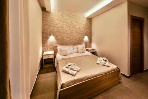 um quarto com uma cama com toalhas em Carpe Diem Rooms em Castellammare di Stabia