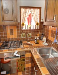 A kitchen or kitchenette at Casa di Lory Bruca