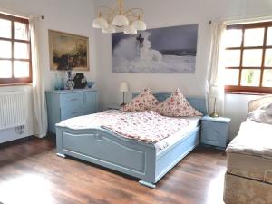 um quarto com uma cama azul com almofadas em Ranczo Annabella em Przybiernów