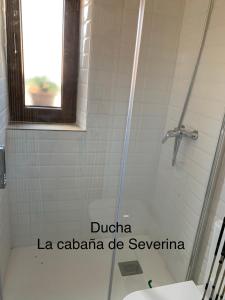 baño con ducha con las palabras ducadia la cacienda de en La Cabaña de Severina, en Sotres
