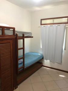 Una pequeña habitación con una litera y una ventana. en Casa duplex EM CONDOMINIO ambiente familiar, en Cabo Frío