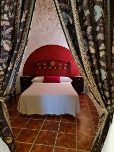 Tempat tidur dalam kamar di Casa Rural Cueva El Sauce