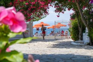 Zdjęcie z galerii obiektu Akrogiali Beach Rooms w mieście Amarynthos