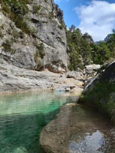 un cuerpo de agua junto a una montaña rocosa en Lo Cremallé en Valderrobres