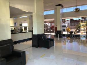 a lobby with chairs and tables in a building at Piazza diRoma - Apartamentos JN in Caldas Novas