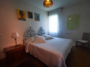 ein Schlafzimmer mit einem weißen Bett und einem Fenster in der Unterkunft Villa Liberty in Lido di Venezia