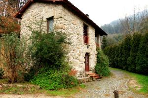 una casa de piedra con un camino que conduce a ella en Casa Da Peneda, en Gerês