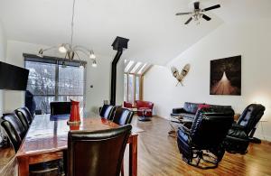 Khu vực ghế ngồi tại Condo 517 Chemin du Hibou by Les Chalets Alpins