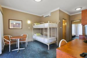 Katil dua tingkat atau katil-katil dua tingkat dalam bilik di Quality Inn Penrith Sydney